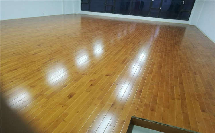 22厚羽毛球館木地板造價(jià)是的多少？