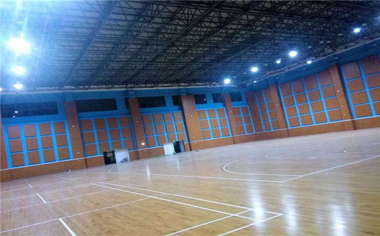 體育館專用實(shí)木地板有什么特性？