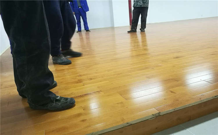 22厚運動體育地板怎么翻新？